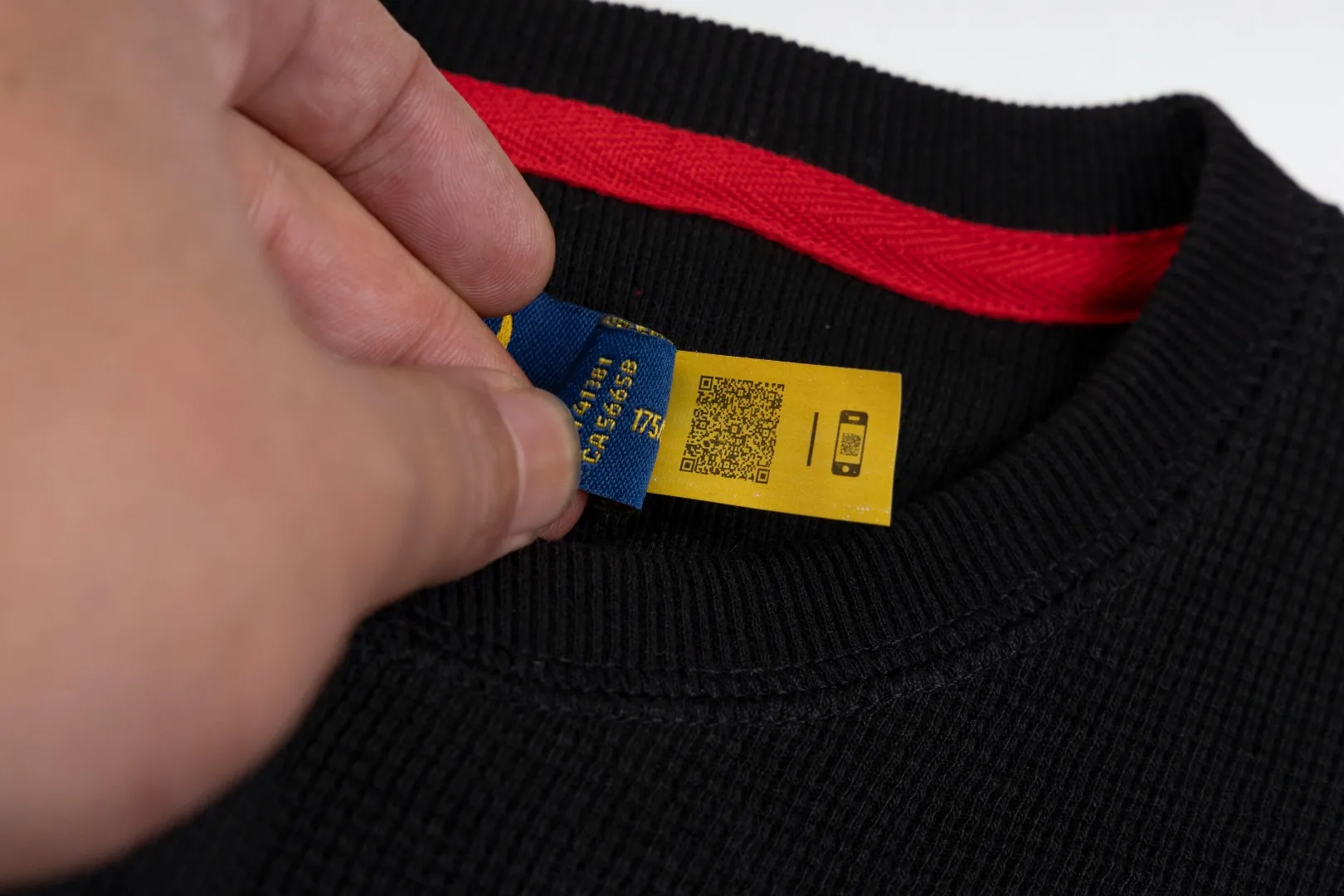 P196 #R79 Ralph Lauren/Ralph Lauren Waffle Henley Collar Open Button Sweater Exclusive Henry Collar Waffle Series Open Bust Sweater Exclusively customized with original grade waffle fabric, 100% cotton yarn imported machine-dyed weaving process, full texture, all collars, cuffs and hems are fixed and woven threads, full of high-quality quality, can be worn alone or matched, classic hot style Color Navy Blue Dark Gray Black White SIZE: S M L XL Shoulder width: 51.5/53/54.5/56 Bust: 108/112/116/120 Sleeve length: 60/61/62/63 Clothing length: 66.5/68/69.5/71